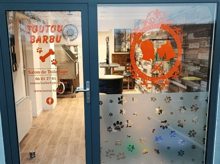 Vitrine du salon de toilettage Toutou Barbu